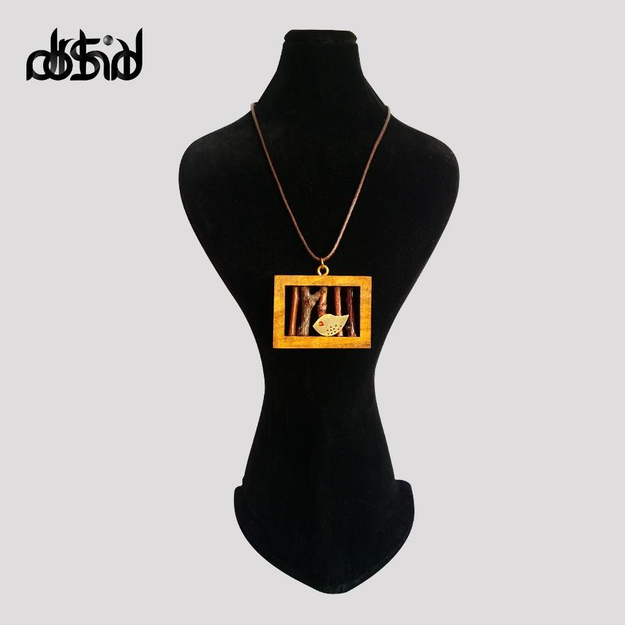 گردنبند زیبای چوبین مدل لانه پرنده استحکام بالایی داشته و بسیار با دوام است. 
