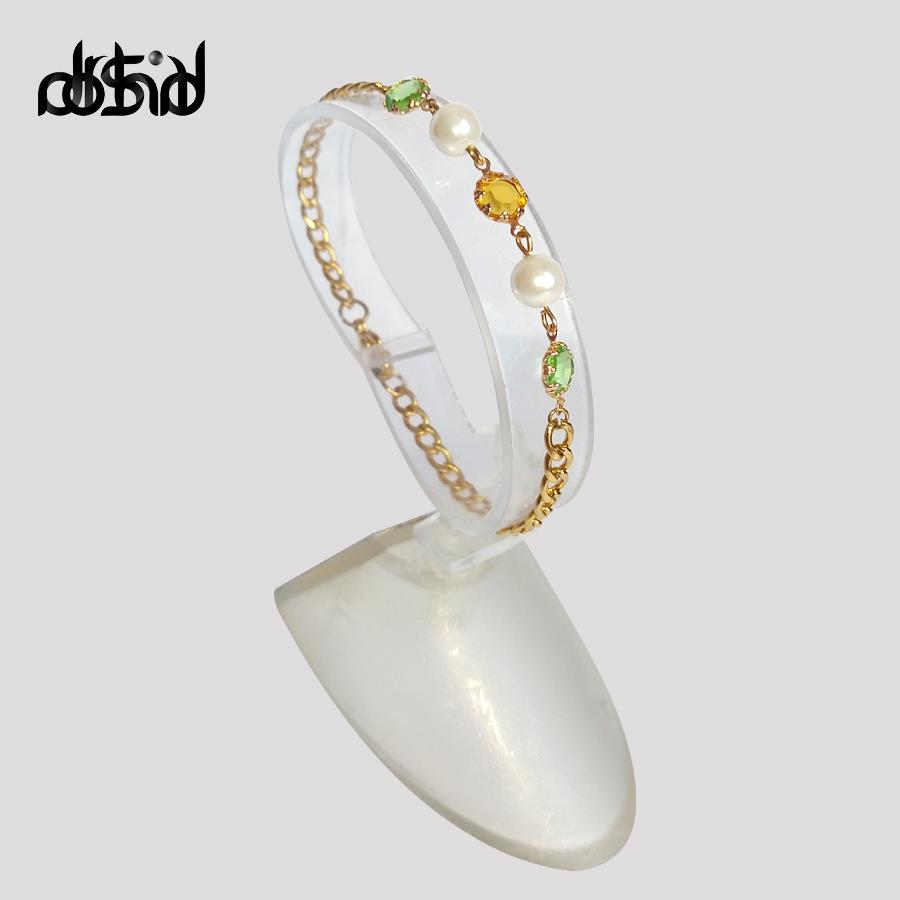نمایی ساده از دستبند پلاک کریستالی مرواریدی طرح شیددُخت، نمونه ای از محصولات ظریف دُرشید