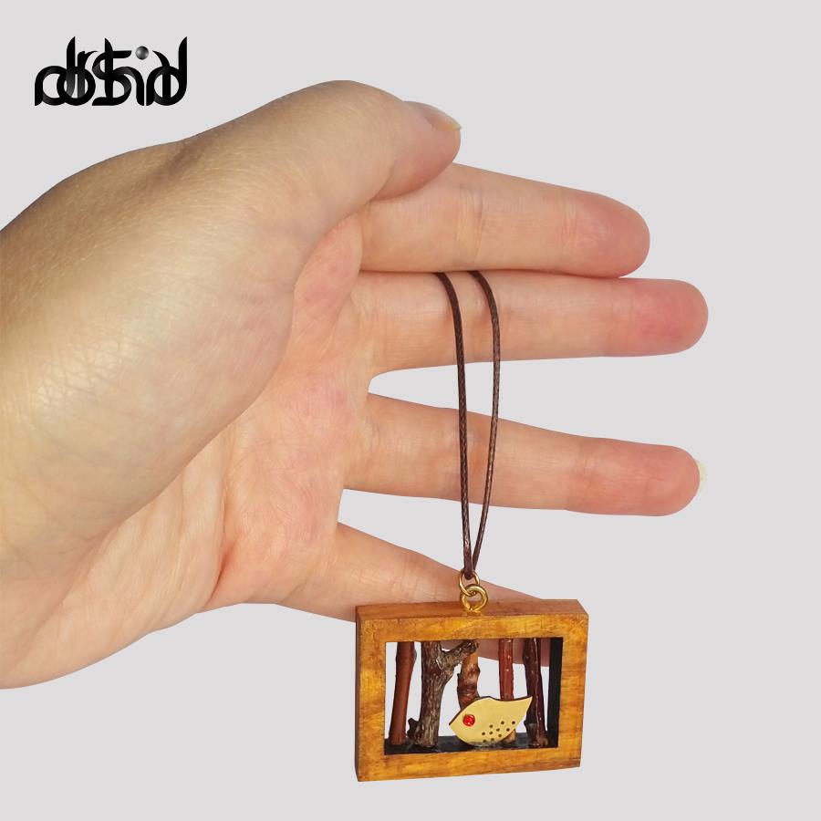 گردنبند زیبای چوبین مدل لانه پرنده استحکام بالایی داشته و بسیار با دوام است. 