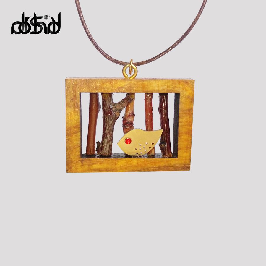 گردنبند زیبای چوبین مدل لانه پرنده استحکام بالایی داشته و بسیار با دوام است. 